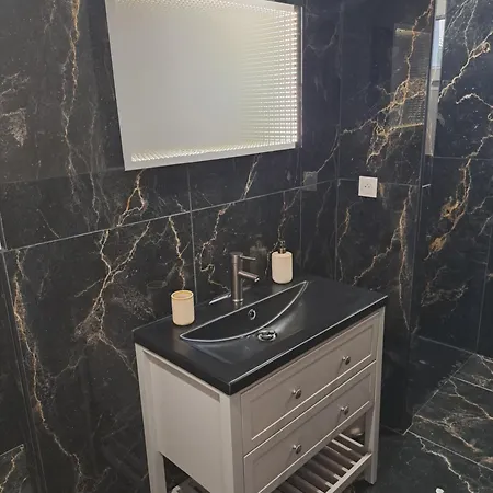 فندق مبيت وإفطار Loveroom - Les D'elise - Agathe 3*